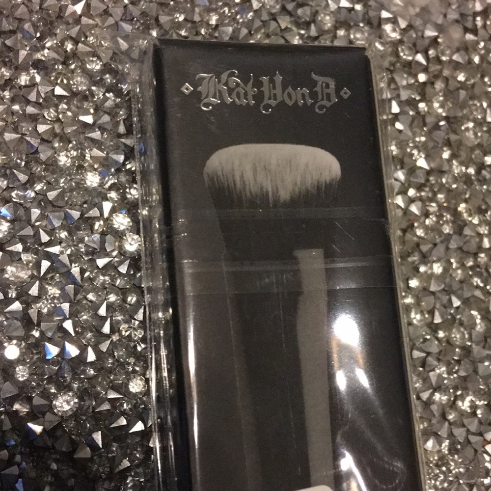 Kat Von D Lock-it Edge Concealer brush- NIB